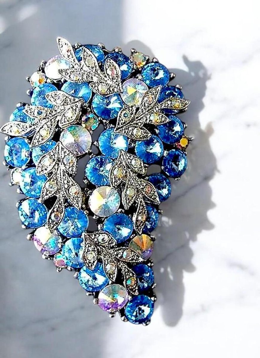 renaissancefai's tweet image. Blue AB Rivoli Rhinestone Cluster Brooch, Silver Leaves, Paisley Shape, Vintage by RenaissanceFair: 59.00 USD

A gorgeous sky blue Blue AB Rivoli Rhinestone Cluster Brooch, Silver Leaves, Paisley Shape, Vintage. This is a beautiful sparkly silver tone… dlvr.it/TPK1Cc