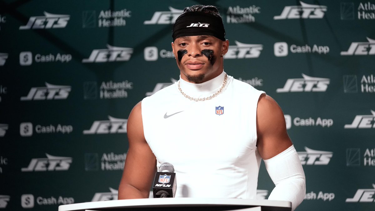 AggregateSports's tweet image. 🚨 The Jets are benching Justin Fields in favor of veteran Tyrod Taylor, per @DMRussini.

A major QB shakeup in New York as the team looks for a spark heading into the second half of the season.

#NFL #Jets #JustinFields #TyrodTaylor