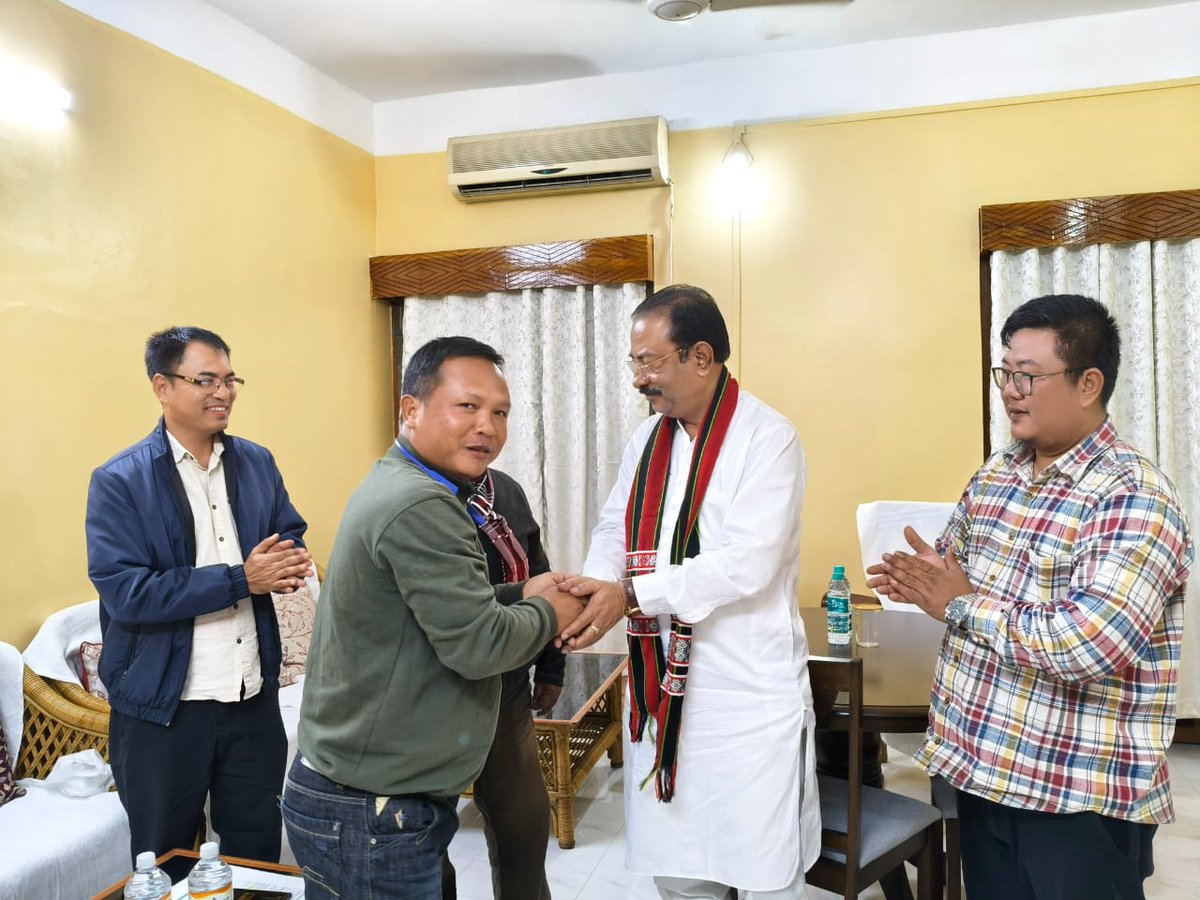 Rajib4BJP's tweet photo. আজ কৈলাশহর সার্কিট হাউসে অবস্থানকালে ডার্লং সম্প্রদায়ের জনজাতি ভাইয়েরা সৌজন্যমূলক সাক্ষাৎকারে মিলিত হন।তাদের সঙ্গে জনজাতি সমাজের আর্থ-সামাজিক উন্নয়নসহ সার্বিক অগ্রগতির বিষয় নিয়ে ফলপ্রসূ আলোচনা করি।
@JPNadda @blsanthosh https://t.co/MLICQh57MU