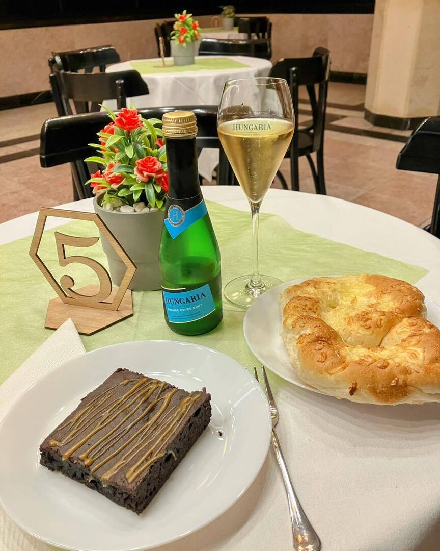 PalKerekfy's tweet image. Habzsi-dőzsi! 😁🥂
#hungaria #pezsgő #sparkling #bubble #bubbles #hungariaextradry #sparklingwine #wine #veszprémipetőfiszínház #veszprém #theatre #taps #szórakozás #applause #színpad #színház #nightout #perec #brownie #brownies