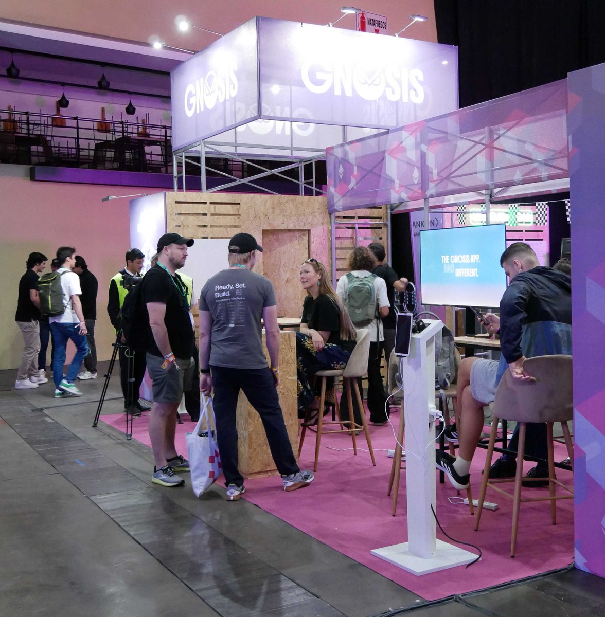 gnosis_'s tweet image. Spot the new Gnosis at the @EFDevcon DeFi district