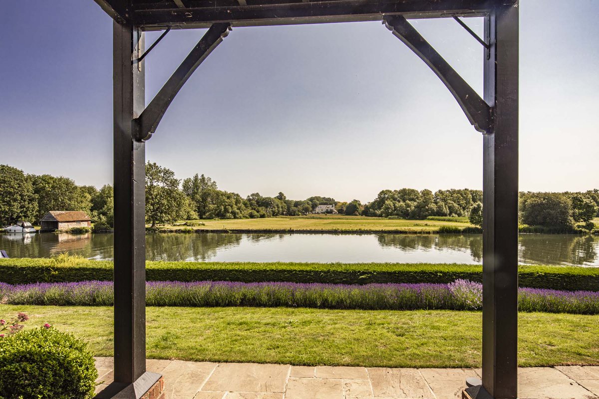 Exchange on this extraordinary opportunity to acquire a distinguished riverside townhouse with 35' mooring and panoramic river views. Moulsford, Oxfordshire / £1,150,000 #OpeningNewDoors #Property #EstateAgent #RealEstate warmingham.com/me/propertylin…