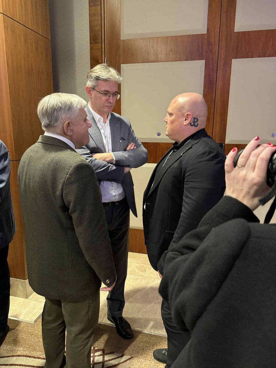 W kuluarach rozmowy z <a href="/JarubasAdam/">Adam Jarubas</a> wieloletni doświadczony #polityk. 🤝
Poseł do parlamentu europejskiego 2024-2029 🫡🫡🫡
Prezes #PSL powiatu Mrągowskiego Antoni Karaś.
#daniellewakowski #Polityka