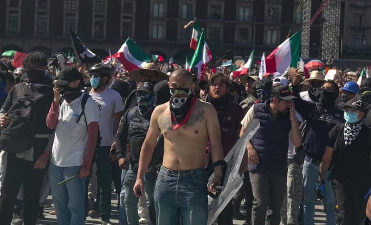 FreddyOliviery's tweet image. ¿En serio creen que quieren salvar a México? 🤔

En El Salvador todos estos ya estarían encerrados en la cárcel 👇