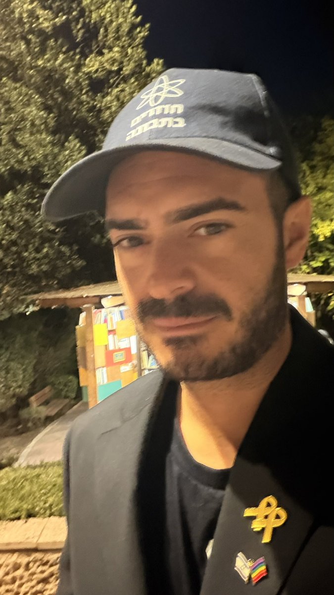 NaorNarkis's tweet image. חייב לשתף אתכם במה שעברתי עכשיו בירושלים - ובדבר מה שאתם יכולים לעזור. פגשתי צעירה ממשפחה חרדית, בת 24 שברגע שהחליטה שלא מתאים לה להיות חרדית, המשפחה שלה פשוט ״אישפזה״ אותה אצל משפחה של רב שלא מוסמך לכלום ושום דבר, ושם מטשטשים אותה בכל יום בכדורים, ואם היא לא לוקחת כדורים אז גם…