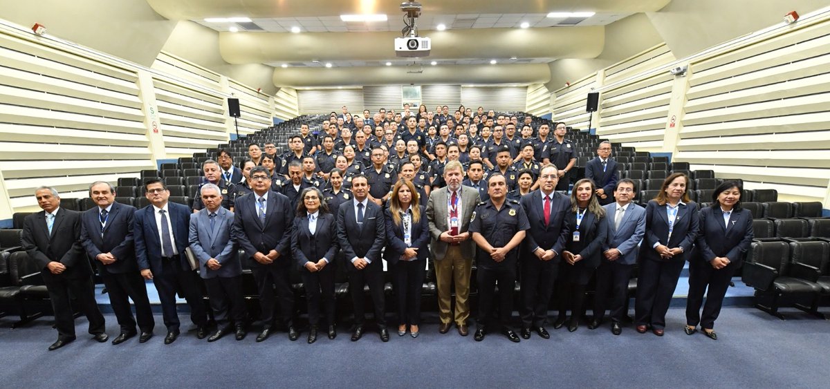 SUNATOficial's tweet photo. Fortalecemos nuestras competencias por una Aduana más ágil, inteligente y efectiva 🛃
Encuentro de especialistas de control aduanero es una oportunidad para intercambiar buenas prácticas en la lucha frente al contrabando, predecir riesgos y resguardar cada frontera 🇵🇪. https://t.co/ckpnXd1jmx