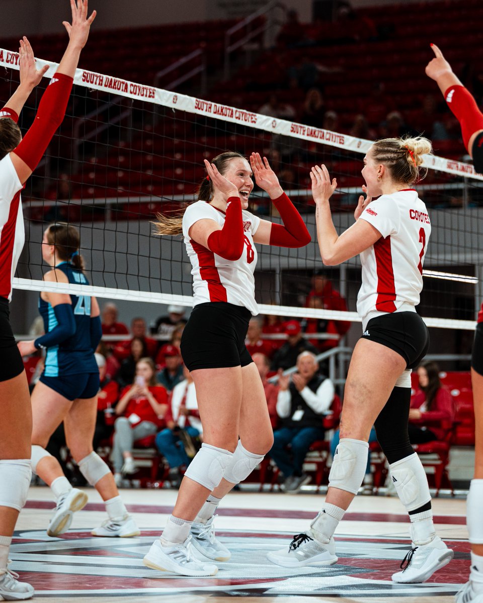 South Dakota Volleyball tweet media