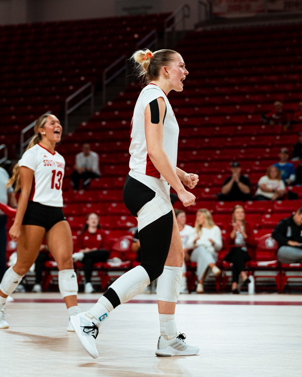 South Dakota Volleyball tweet media