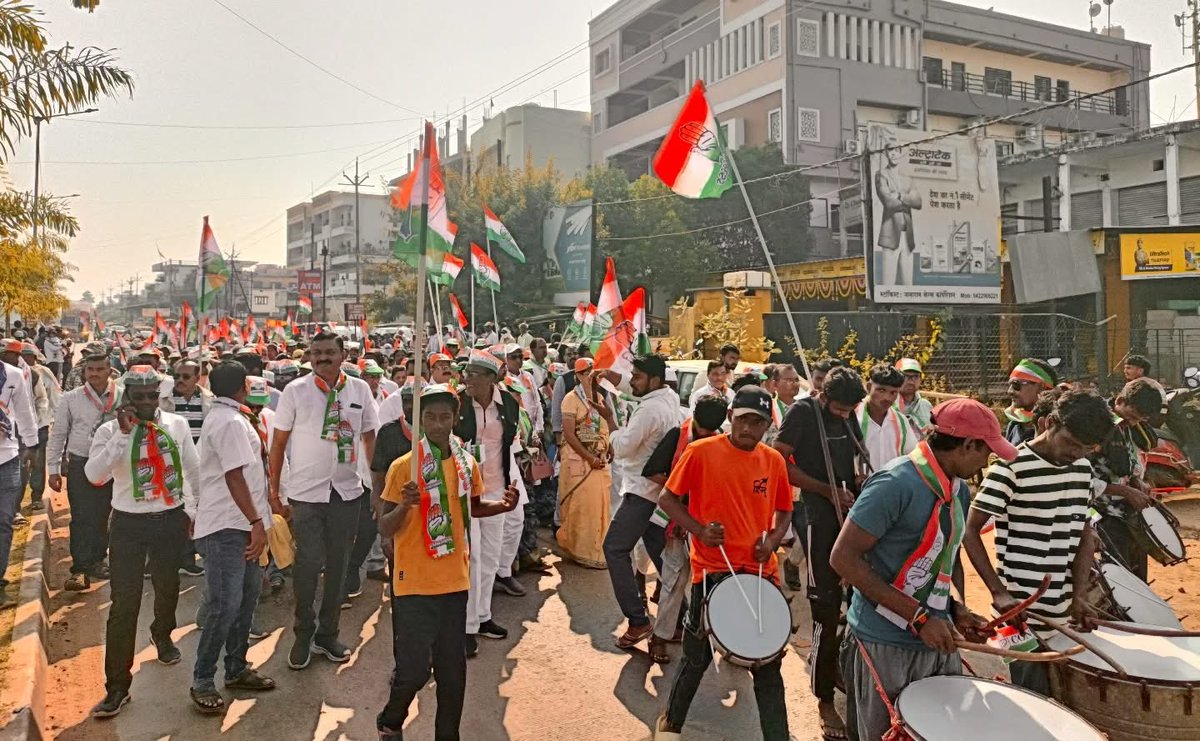 📍गडचिरोली

*गडचिरोली नगरपरिषद निवडणुकीच्या पार्श्वभूमीवर आज काँग्रेस पक्षातर्फे भव्य शक्तीप्रदर्शन करण्यात आले. या भव्य रॅलीत काँग्रेसच्या नगराध्यक्ष पदाच्या अधिकृत उमेदवार सौ. कविता सुरेश पोरेड्डीवार यांनी, पक्षाच्या सर्व नगरसेवक उमेदवारांसह, मोठ्या जल्लोषात व शिस्तबद्ध