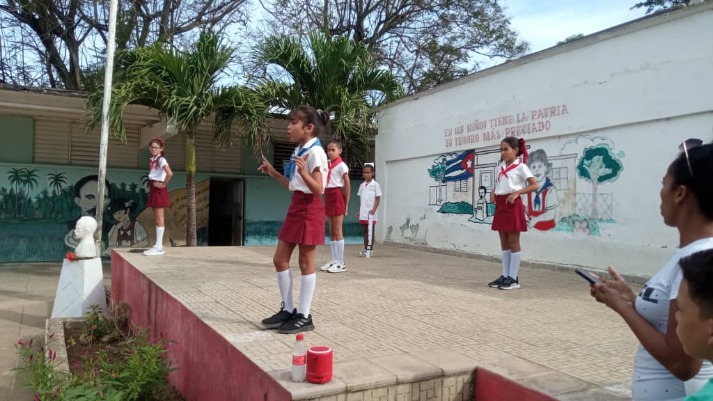 Comienza hoy de manera exitosa la Campaña de Vacunación CECOLIN en el municipio de #Niquero, siempre con el pensamiento puesto en la salud pueblo, está vez protegiendo nuestras niñas. Acompañados de las máximas autoridades de Salud y Educación.
#CubaPorLaVida 
#CubaPorLaSalud