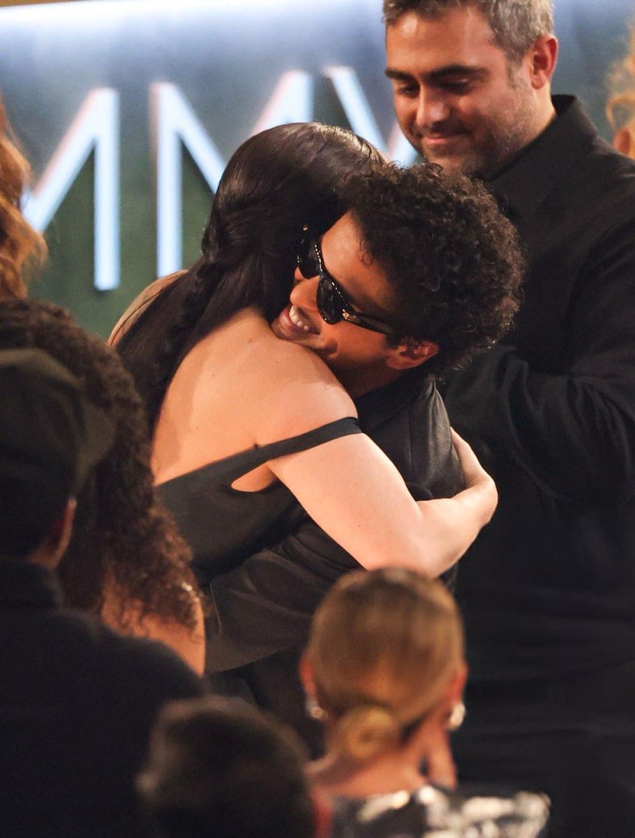 🇺🇸 ‘Die With A Smile’ alcança novo marco comercial. O dueto de Bruno Mars e Lady Gaga já soma mais de 8 milhões de unidades vendidas nos Estados Unidos.