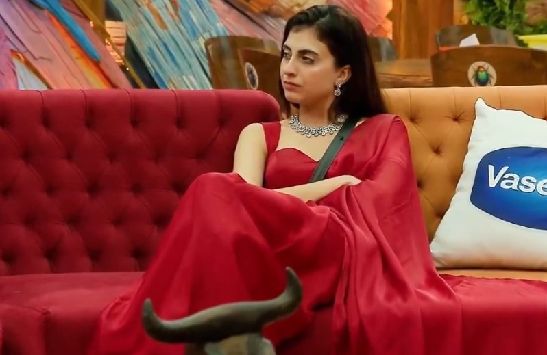 irfan_ranjani's tweet image. The way #FarrhanaBhatt looks at Ashnoor &amp;amp; her dad 💔 She really suffered a lot in her life &amp;amp; that's why she built her personality like this..btw she looks stunning today, probably the best look of her in the season💃

#BiggBoss19 #BB19 #Fayan #Bahana