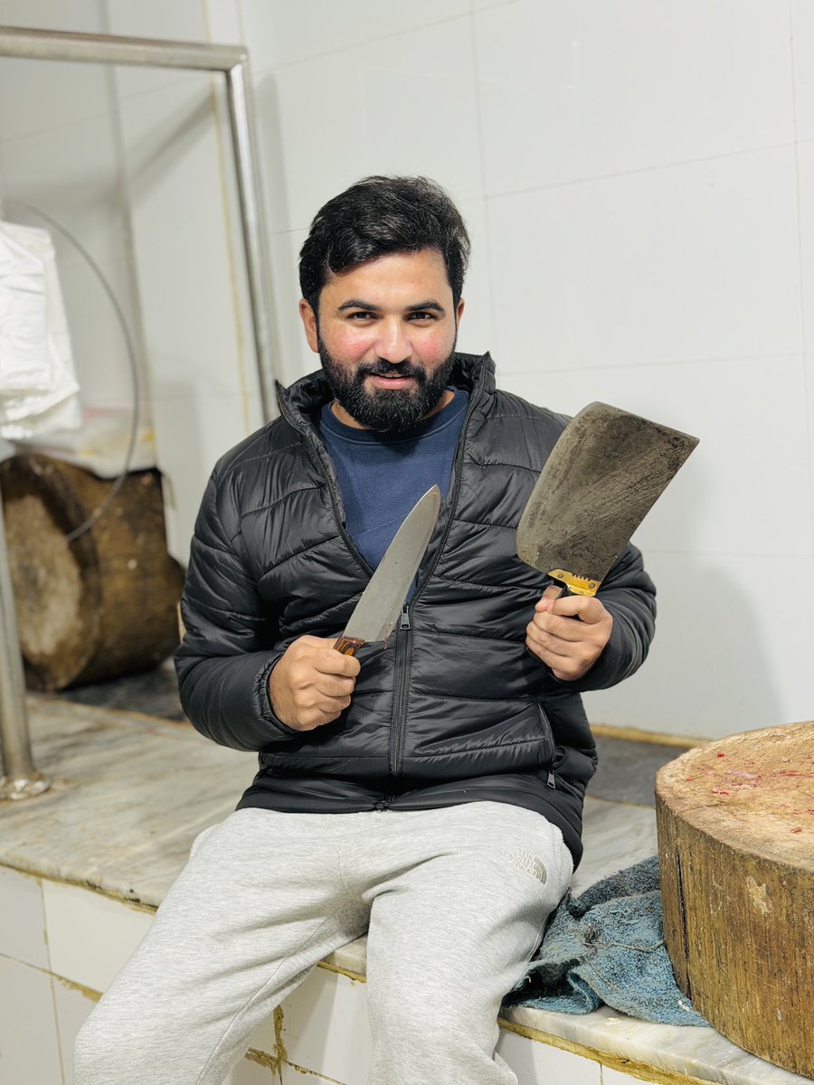 کل انشااللہ عمران خان کی فیملی سے ملاقات سے پہلے کروڑوں روپے لگا پر آرٹیکل چھپاوانے والوں کو منہ کی کھانی پڑے گی ،کروڑوں روپے کا بیانیہ ختم کردوں گا، ایسی سٹوری بریک کرنے جا رہا ہوں انکا کروڑوں روپے لگا کر بیانیہ دفن ہو جائے ، ثبوتوں کے ساتھ 
امید کرتا ہوں کل عمران خان تک میری یہ