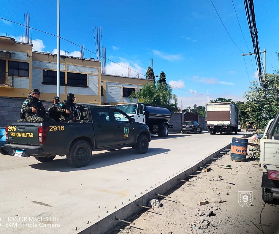 PMOPHN's tweet photo. #SeguridadEleccionesGenerales | Las @FFAAHN a través de la @PMOPHN (#7BPMOP), brindan seguridad de ruta en el traslado del material electoral desde imprenta hasta las instalaciones del Instituto Nacional de Formación Profesional (#INFOP), ubicado en el Centro Logístico Electoral (#CLE).
¡Fuerzas Armadas, comprometidas con la democracia! 🇭🇳