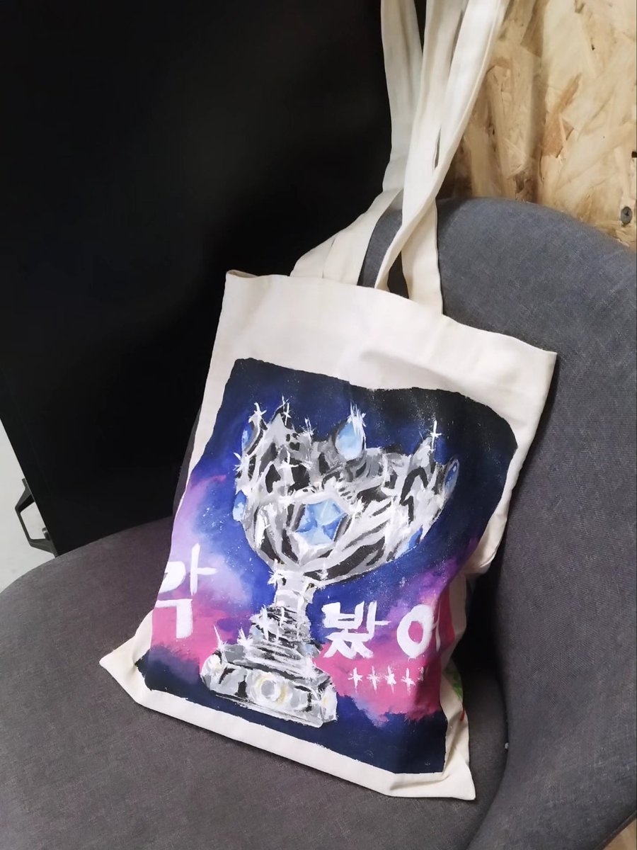 QuinnCanndy's tweet photo. Que gran acierto retomar el diseño de copa de los worlds y bueno está es mi reinterpretación #lolesports #T1WIN #ToteBags https://t.co/ddgk6UE6ql