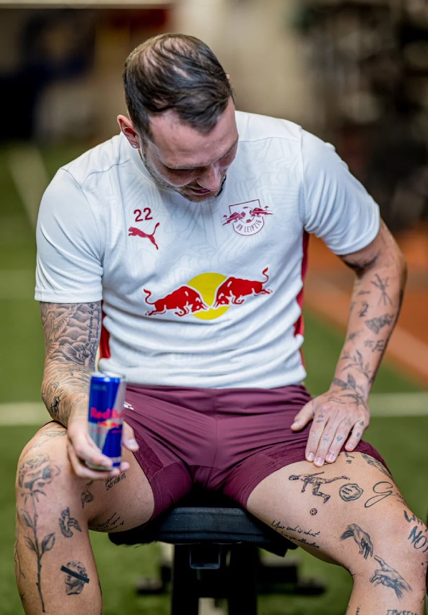 marekmental's tweet image. Niemand:

Der Tisch in der letzten Reihe der 8. Klasse in der Hauptschule: