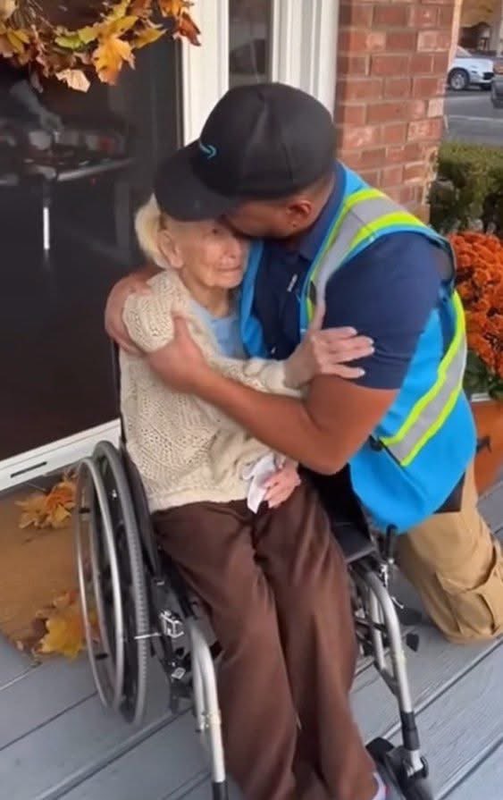 MrPitbull07's tweet image. He&apos;s been her regular Amazon driver for four years. He was just dropping off a package, but when he saw her sitting on the porch, he knew this wasn&apos;t a normal delivery.

For four years, Marco&apos;s favorite stop was 814 Rosewood. It&apos;s where 91-year-old Agnes and her 93-year-old…