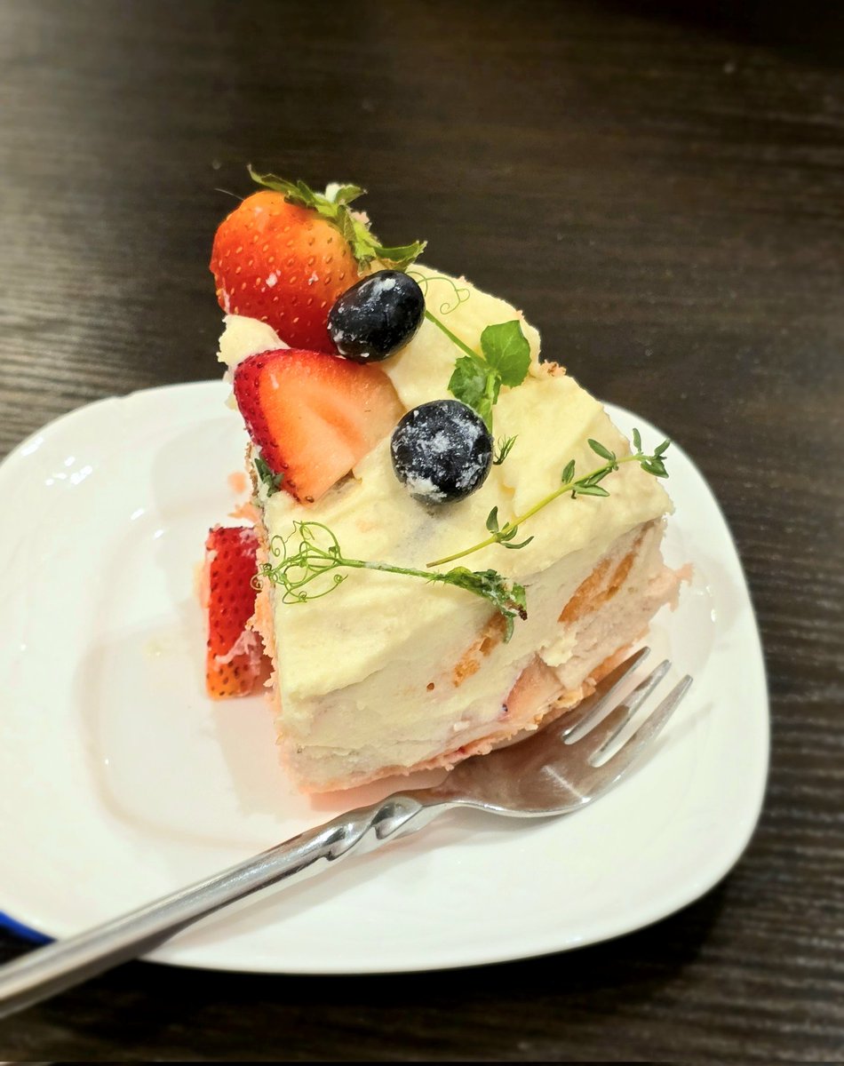 AmineBatool's tweet image. So I made strawberry cake

As a first time decorating a cake with cream, she looks cute ngl