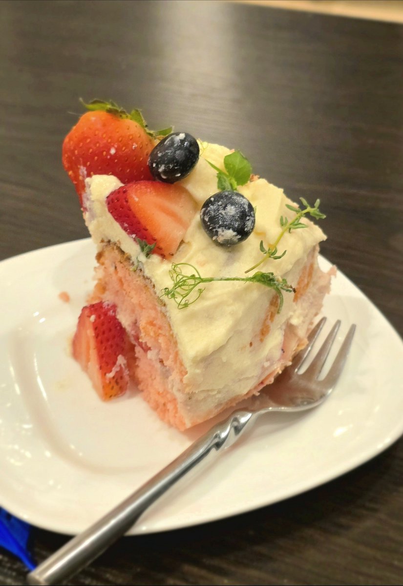 AmineBatool's tweet image. So I made strawberry cake

As a first time decorating a cake with cream, she looks cute ngl