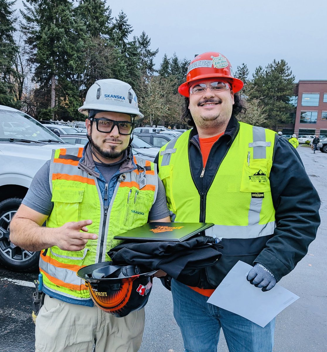 Local292's tweet image. Proud apprentice graduate Jesus Barajas Jr. is hard at work with Skanska @ The Brickyard on a massive project. 
Today, Brother Miguel Edmondson &amp;amp; Larry Montgomery delivered his apprenticeship jacket, certificate, and hardhat!
#FeelThePower #LaborersRising #LIUNA #NWLETT