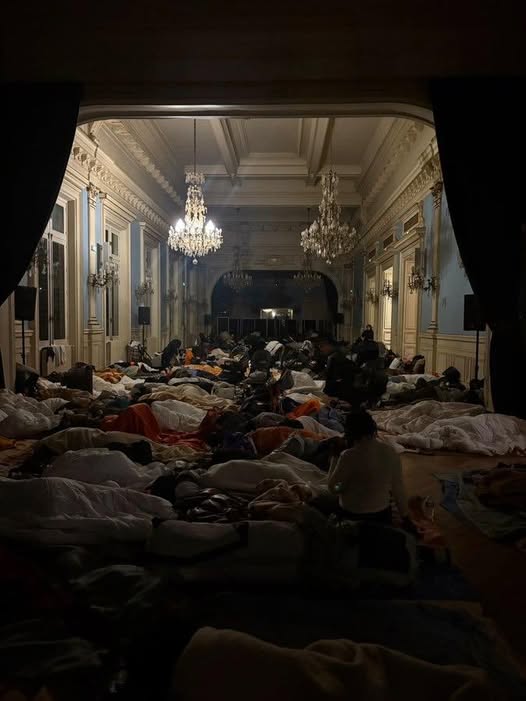 Le tiers monde dégoulinait et l'Occident lui servait d'égout. 
Jean Raspail, Le Camp des Saints (1973)

Paris : le salon d'apparat de la mairie du XXe transformé en dortoir pour migrants clandestins.