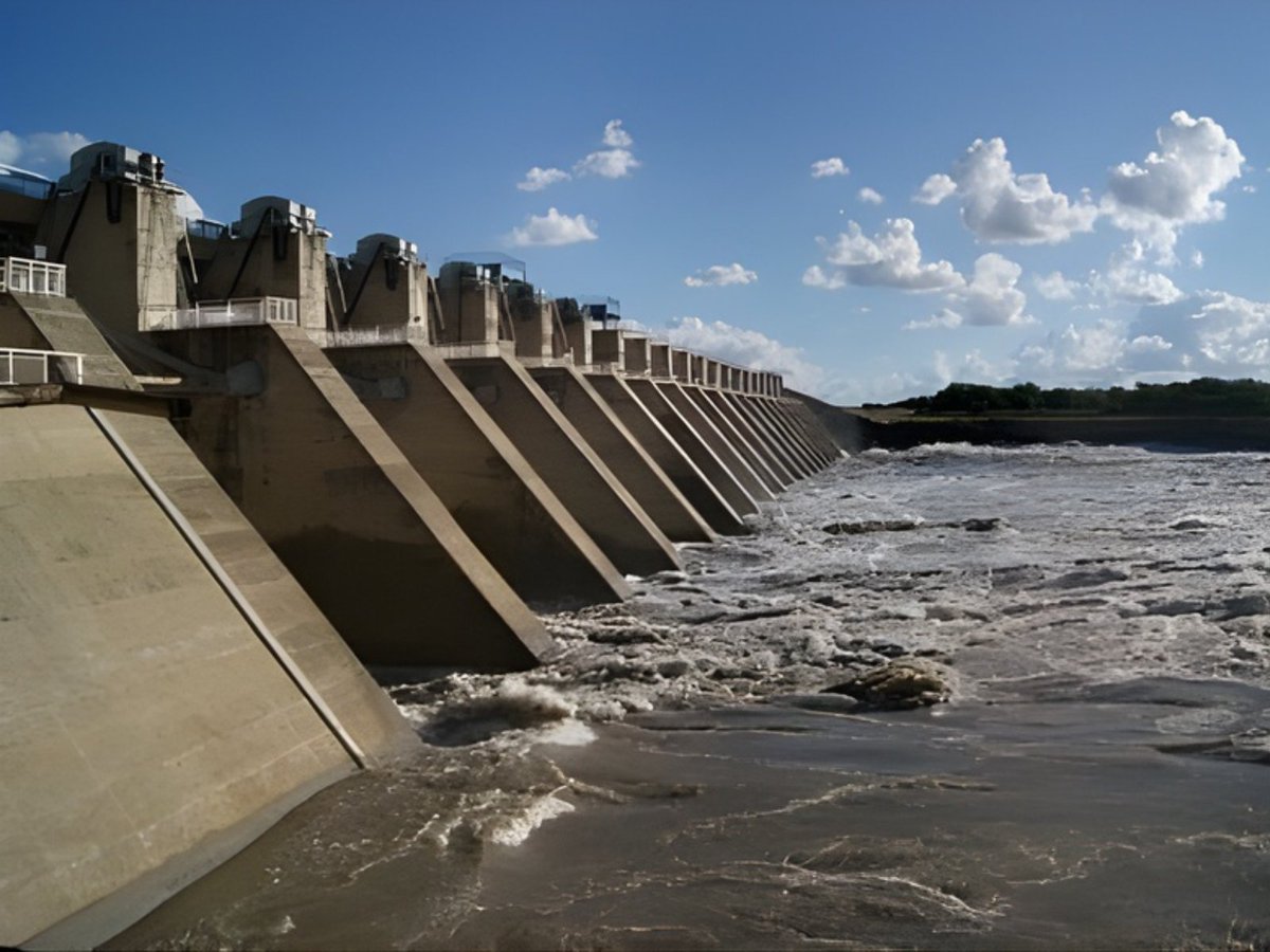 🚨 Vaal River System Update

• 5 sluice gates opened at the Vaal Dam
• Bloemhof Dam outflows increased to 400 m³/s

<a href="/DWS_RSA/">Water&SanitationRSA</a> warns communities to stay alert near rivers &amp; low-lying areas as rainfall pushes levels higher.

Read more: infrastructurenews.co.za/2025/11/17/vaa…