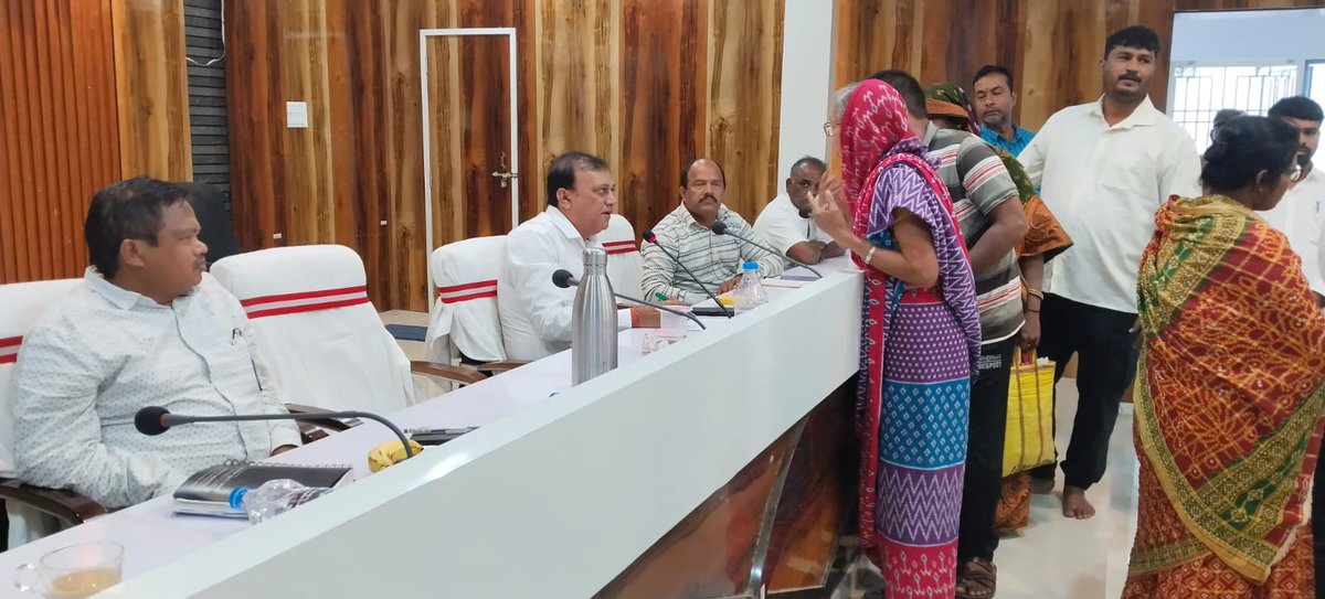 Ganjam_Admin's tweet image. ଗଞ୍ଜାମ ଜିଲ୍ଲାର ଚିକିଟି ପଞ୍ଚାୟତ ସମିତି କାର୍ଯ୍ୟାଳୟରେ ଆଜି ‘ଜିଲ୍ଲା ସ୍ତରୀୟ ଅଭିଯୋଗ ଶୁଣାଣି ଶିବିର’ ଆୟୋଜିତ ହୋଇଥିଲା। ଏହି ଶିବିରରେ ଅତିରିକ୍ତ ଜିଲ୍ଲାପାଳ, ଚିକିଟି ବ୍ଲକ୍ ଅଧ୍ୟକ୍ଷ, ତହସିଲଦାରଙ୍କ ସହ ସମସ୍ତ ଜିଲ୍ଲା ସ୍ତରୀୟ ବିଭାଗୀୟ ଅଧିକାରୀମାନେ ଉପସ୍ଥିତ ରହି, ଜନସାଧାରଣଙ୍କର ଅଭିଯୋଗ ଶୁଣାଣି କରିଥିଲେ।
@CMO_Odisha…