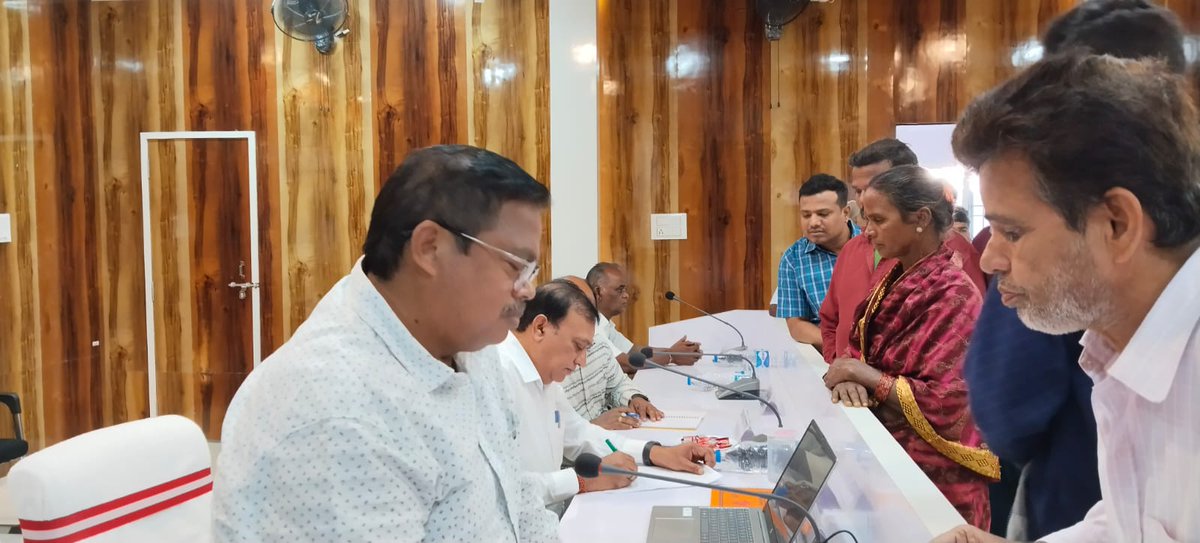 Ganjam_Admin's tweet image. ଗଞ୍ଜାମ ଜିଲ୍ଲାର ଚିକିଟି ପଞ୍ଚାୟତ ସମିତି କାର୍ଯ୍ୟାଳୟରେ ଆଜି ‘ଜିଲ୍ଲା ସ୍ତରୀୟ ଅଭିଯୋଗ ଶୁଣାଣି ଶିବିର’ ଆୟୋଜିତ ହୋଇଥିଲା। ଏହି ଶିବିରରେ ଅତିରିକ୍ତ ଜିଲ୍ଲାପାଳ, ଚିକିଟି ବ୍ଲକ୍ ଅଧ୍ୟକ୍ଷ, ତହସିଲଦାରଙ୍କ ସହ ସମସ୍ତ ଜିଲ୍ଲା ସ୍ତରୀୟ ବିଭାଗୀୟ ଅଧିକାରୀମାନେ ଉପସ୍ଥିତ ରହି, ଜନସାଧାରଣଙ୍କର ଅଭିଯୋଗ ଶୁଣାଣି କରିଥିଲେ।
@CMO_Odisha…