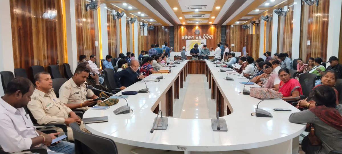 Ganjam_Admin's tweet image. ଗଞ୍ଜାମ ଜିଲ୍ଲାର ଚିକିଟି ପଞ୍ଚାୟତ ସମିତି କାର୍ଯ୍ୟାଳୟରେ ଆଜି ‘ଜିଲ୍ଲା ସ୍ତରୀୟ ଅଭିଯୋଗ ଶୁଣାଣି ଶିବିର’ ଆୟୋଜିତ ହୋଇଥିଲା। ଏହି ଶିବିରରେ ଅତିରିକ୍ତ ଜିଲ୍ଲାପାଳ, ଚିକିଟି ବ୍ଲକ୍ ଅଧ୍ୟକ୍ଷ, ତହସିଲଦାରଙ୍କ ସହ ସମସ୍ତ ଜିଲ୍ଲା ସ୍ତରୀୟ ବିଭାଗୀୟ ଅଧିକାରୀମାନେ ଉପସ୍ଥିତ ରହି, ଜନସାଧାରଣଙ୍କର ଅଭିଯୋଗ ଶୁଣାଣି କରିଥିଲେ।
@CMO_Odisha…