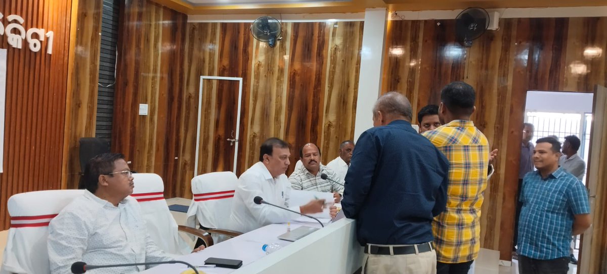 Ganjam_Admin's tweet image. ଗଞ୍ଜାମ ଜିଲ୍ଲାର ଚିକିଟି ପଞ୍ଚାୟତ ସମିତି କାର୍ଯ୍ୟାଳୟରେ ଆଜି ‘ଜିଲ୍ଲା ସ୍ତରୀୟ ଅଭିଯୋଗ ଶୁଣାଣି ଶିବିର’ ଆୟୋଜିତ ହୋଇଥିଲା। ଏହି ଶିବିରରେ ଅତିରିକ୍ତ ଜିଲ୍ଲାପାଳ, ଚିକିଟି ବ୍ଲକ୍ ଅଧ୍ୟକ୍ଷ, ତହସିଲଦାରଙ୍କ ସହ ସମସ୍ତ ଜିଲ୍ଲା ସ୍ତରୀୟ ବିଭାଗୀୟ ଅଧିକାରୀମାନେ ଉପସ୍ଥିତ ରହି, ଜନସାଧାରଣଙ୍କର ଅଭିଯୋଗ ଶୁଣାଣି କରିଥିଲେ।
@CMO_Odisha…