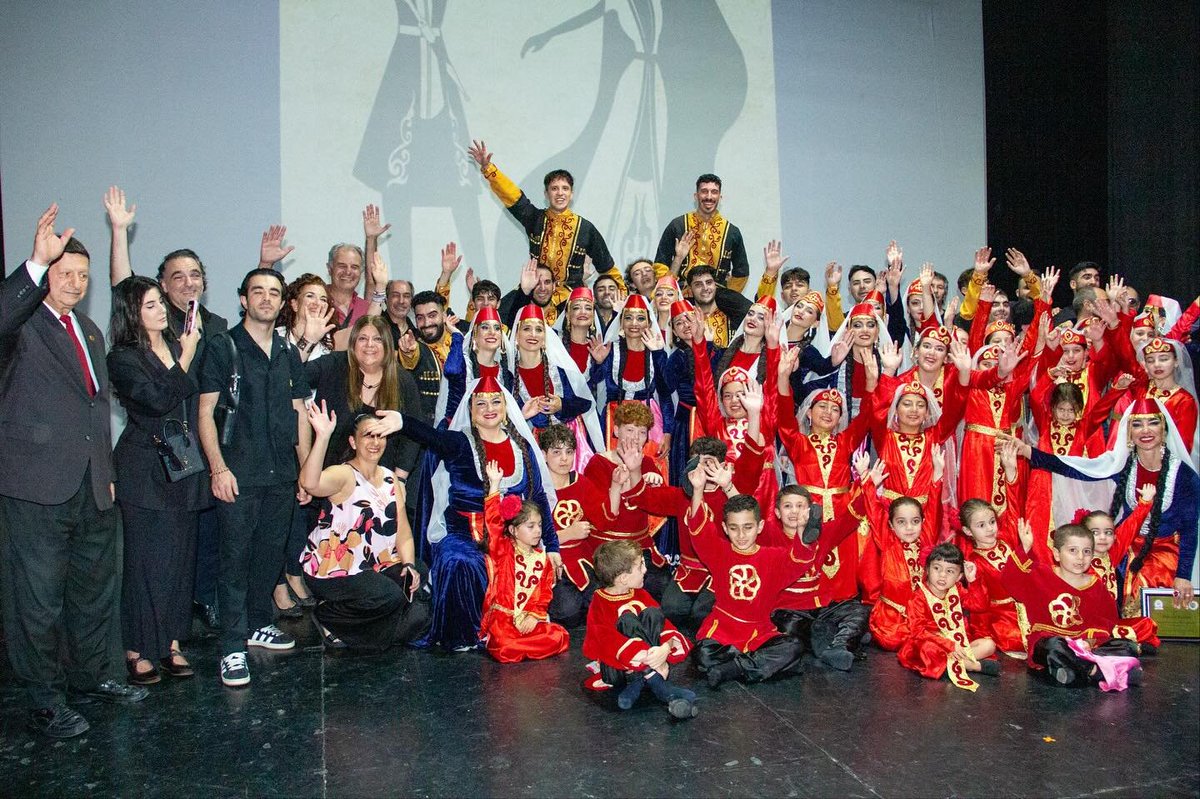 El sábado el conjunto Masís realizó su recital anual en el Teatro Avenida, colmado. Felicitamos a los integrantes y al director Sergio Knisasian. Agradecemos al público, colaboradores. Función dedicada a la memoria del Arzobispo Kissag Mouradian.