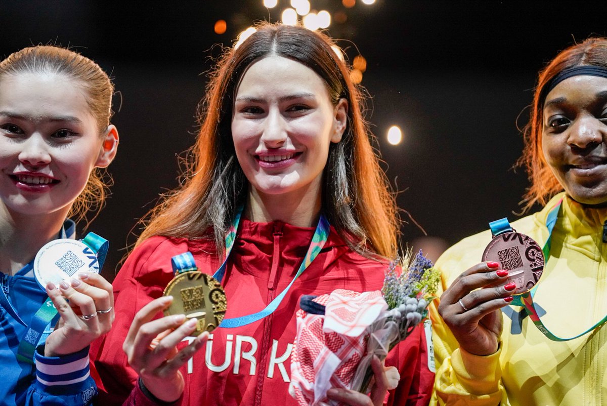 ESKRİMDE ALTIN MADALYA! 🇹🇷🥇

Riyad 2025 İslami Dayanışma Oyunları’nda Kadınlar Kılıç kategorisinde piste çıkan milli sporcumuz Nisanur Erbil, final maçında Özbek rakibi Gulistan Perdebaeva’yı 15-8 yenerek şampiyon oldu. 👏

Tebrikler Nisanur! 🇹🇷💫

<a href="/TurkiyeEskrimF/">🇹🇷Türkiye Eskrim Federasyonu🇹🇷</a>