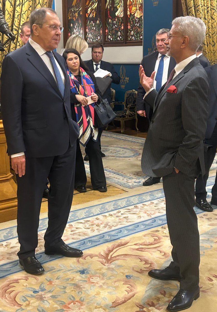 DrSJaishankar's tweet image. Glad to meet FM Sergey Lavrov today in Moscow.

Held discussions on our bilateral partnership covering trade and investment, energy, mobility, agriculture, technology, culture and people to people exchanges.

Exchanged perspectives on regional, global and multilateral issues.…