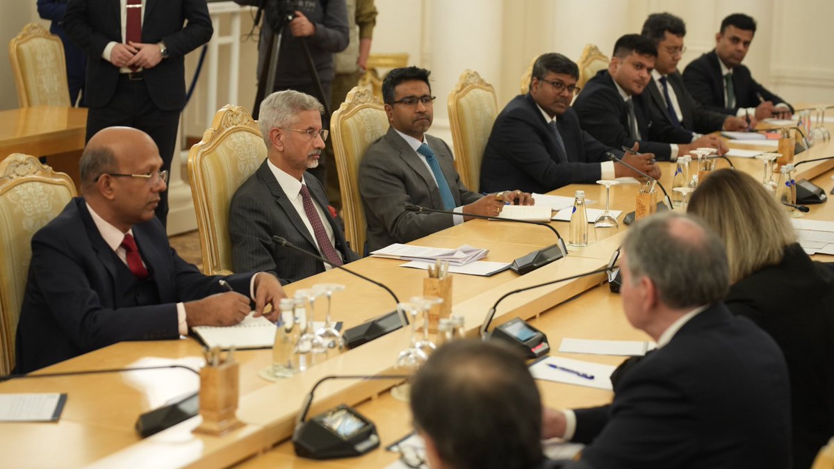 DrSJaishankar's tweet image. Glad to meet FM Sergey Lavrov today in Moscow.

Held discussions on our bilateral partnership covering trade and investment, energy, mobility, agriculture, technology, culture and people to people exchanges.

Exchanged perspectives on regional, global and multilateral issues.…