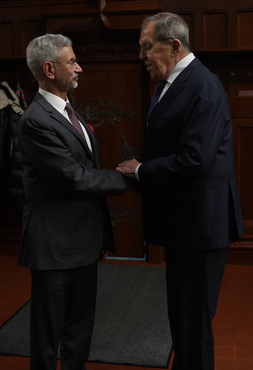 DrSJaishankar's tweet image. Glad to meet FM Sergey Lavrov today in Moscow.

Held discussions on our bilateral partnership covering trade and investment, energy, mobility, agriculture, technology, culture and people to people exchanges.

Exchanged perspectives on regional, global and multilateral issues.…
