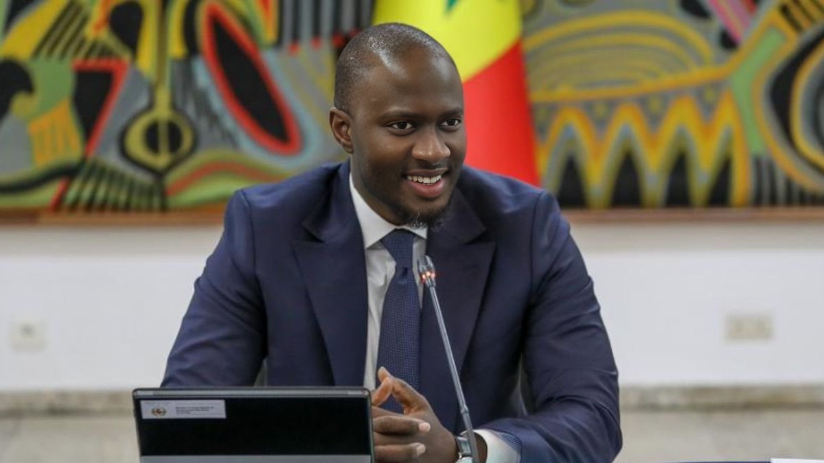 Je joue. 

Momar mooy Sonko 🇸🇳