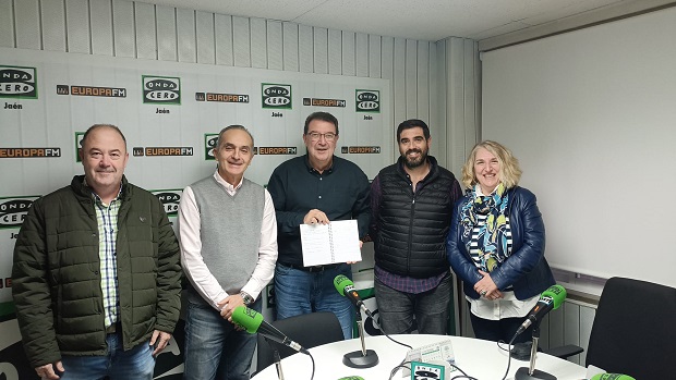 🚨🚨¡Ya estamos en #streaming con <a href="/Radioestadio/">Radioestadio</a> de Jaén! La tertulia de cada lunes. el análisisi y la opinión con <a href="/CarmenCoboRuiz1/">Carmen</a> <a href="/garru_82/">Nono</a> <a href="/JoseMagama1969/">Txema Magamix</a> y Ramón Calderón . Además <a href="/LaTrincheraLD/">LaTrincheraAzulilla</a> e <a href="/Ivan_ochando22/">Capo Pantuflas</a> . Síguenos pinchando aquí⬇️⬇️acortar.link/wC5Mna