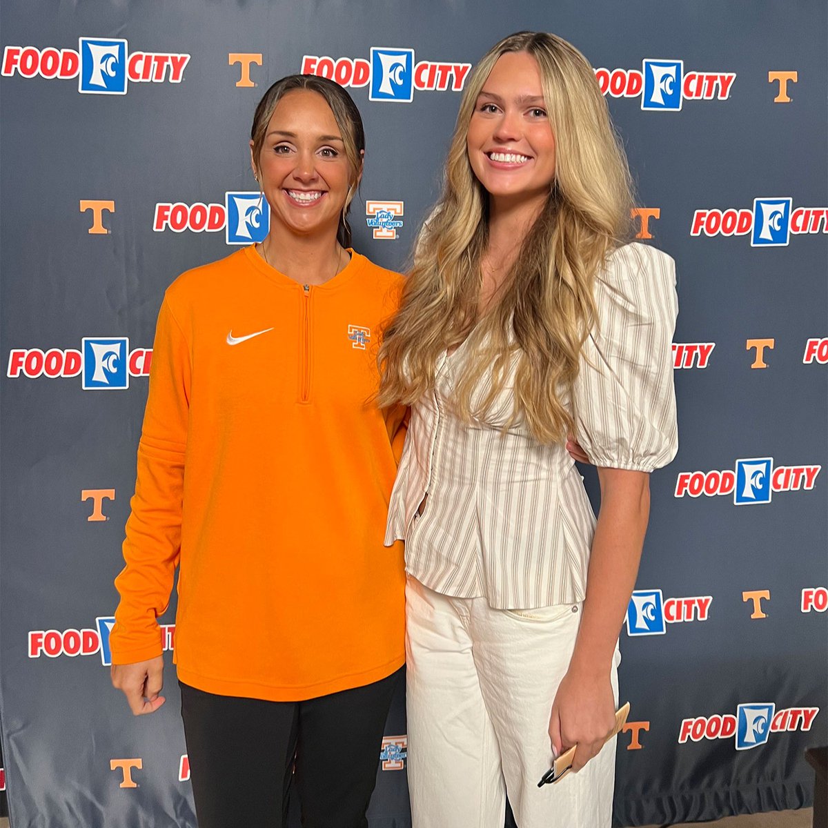 TombrasUTK's tweet image. A bold idea + a real commercial = big opportunity. 🎥💡
Advertising major Erin Emmick pitched a concept &amp;amp; landed an on-set role in a @FoodCity commercial. Read how she made it happen: tiny.utk.edu/ErinEmmickFood…
#UTK #CCI #VolCreative #StudentLife @UTKnoxville @UTCCI @LadyVol_Hoops