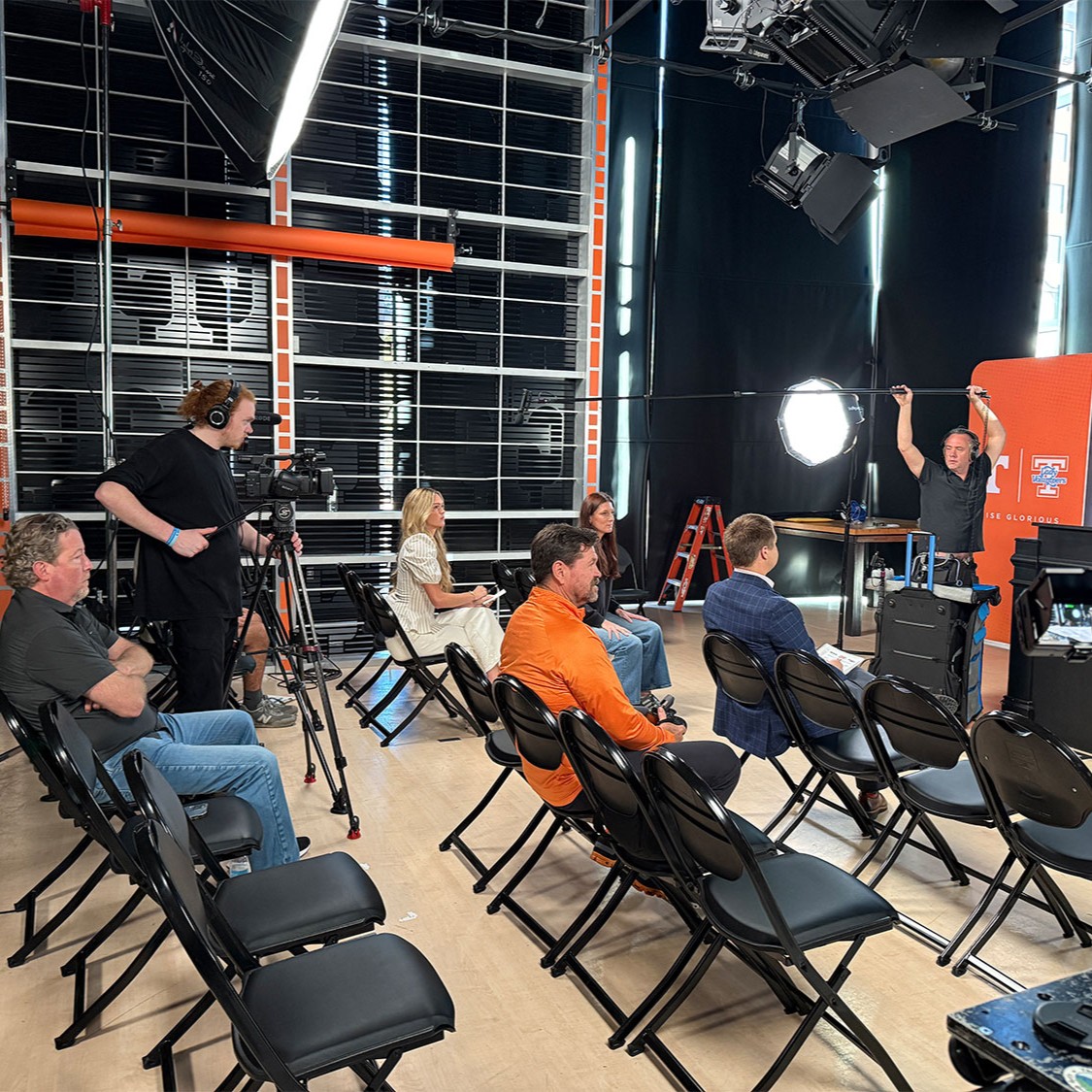 TombrasUTK's tweet image. A bold idea + a real commercial = big opportunity. 🎥💡
Advertising major Erin Emmick pitched a concept &amp;amp; landed an on-set role in a @FoodCity commercial. Read how she made it happen: tiny.utk.edu/ErinEmmickFood…
#UTK #CCI #VolCreative #StudentLife @UTKnoxville @UTCCI @LadyVol_Hoops