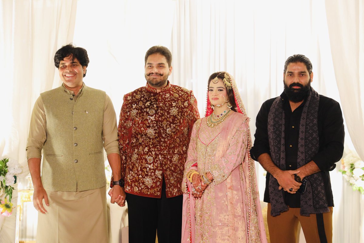 OfficeOfSalman's tweet image. छोटे भाई उमर अंसारी साहब को निकाह की बहुत मुबारकबाद 
आज उनके वलीमे की दावत में इमरान भाई के साथ शरीक़ हुआ 
उनके बेहतर मुस्तक़बिल के लिए ढेर सारी दुआएँ 

अल्लाह ख़ुश रखे और इस निकाह में बरक़त दे ! ❤️

#UmarAnsari #Walima