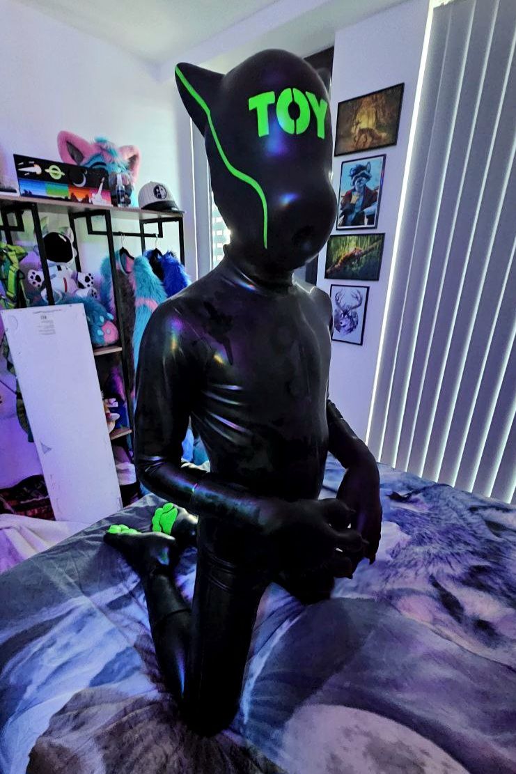 Branx0219's tweet photo. Anyone want to make me a rubber drone? I need an excuse to wear this again 👉👈🐾 https://t.co/CCJL0Up4Ho