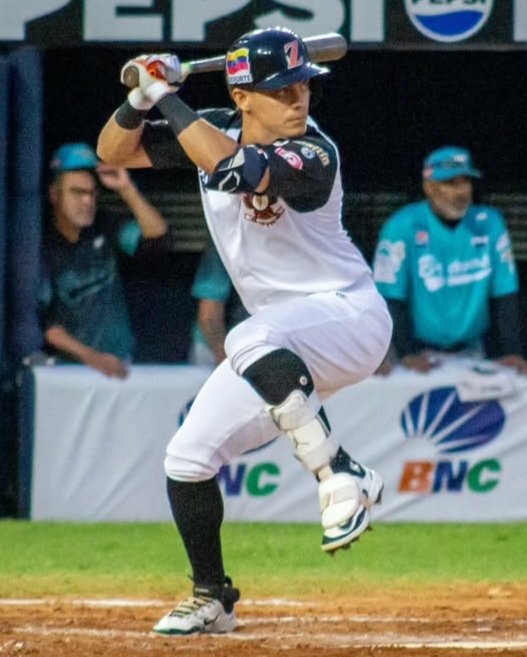 Lo venimos señalando, Eduardo Torrealba, está tomando el ritmo ofensivo y este domingo fué figura de la victoria de #Águilas.

En sus últimos 7 juegos, presenta registro de .375 AVG (24-9)/ 5 CA/ 4 CI/ 2 2B/ 1 3B. 

📸: Joel Rivas.