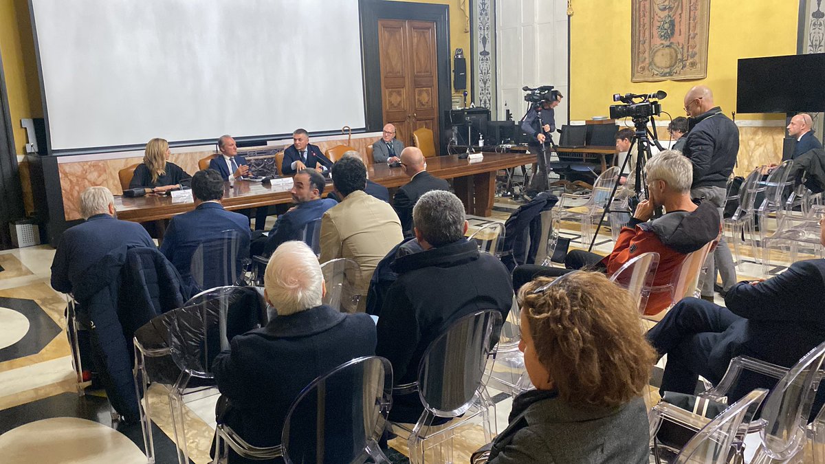 edorixi's tweet photo. Accordo in #Prefettura: indennizzi rapidi ai residenti del #Campasso, via libera al parcheggio in via Ferri e al Liceo tecnologico. Un passo avanti che dimostra come #Genova, quando vuole, sa correre più veloce dei suoi ostacoli. https://t.co/SNuuM6DFq0