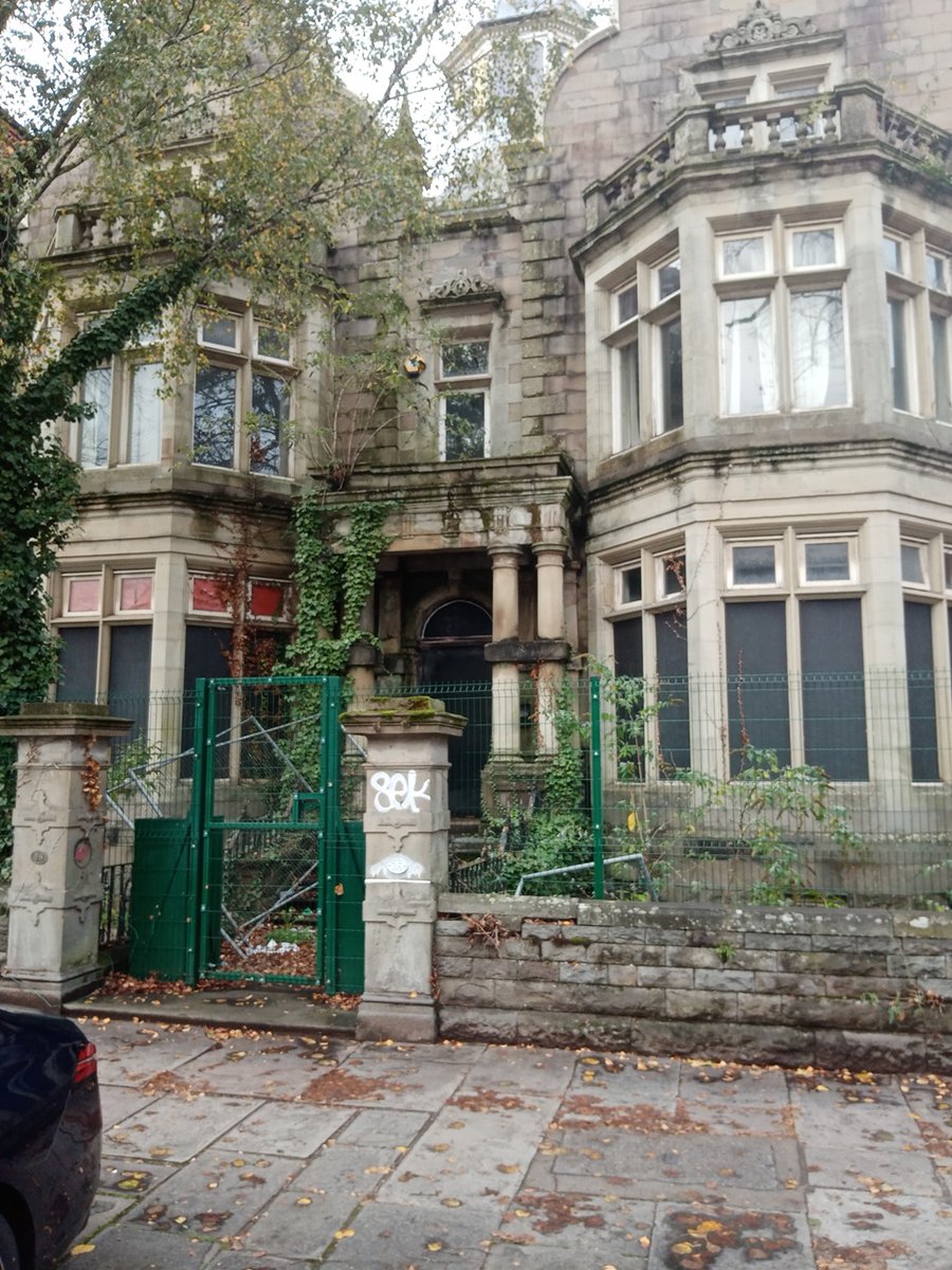 Nice to see a good security fence go up aorund 28 The Parade, a building with a lot of history.  Thanks <a href="/DeAthCardiff/">Dan De'Ath</a> and all involved.    roathlocalhistorysociety.org/2024/05/03/28-…