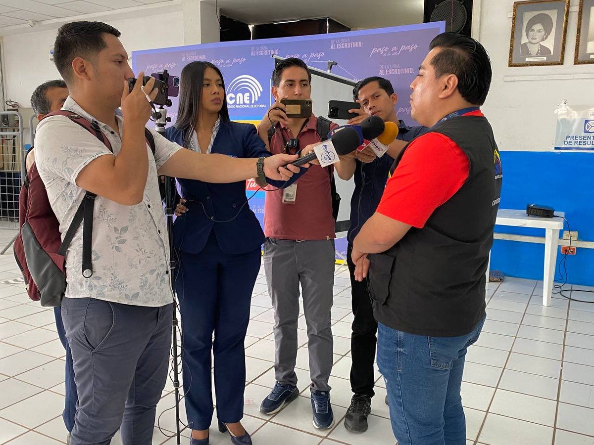 CNE_ElOro's tweet photo. 🎙️ El director de la Delegación Provincial Electoral de El Oro, MSC. Mario Ruano, informó a los medios de comunicación sobre el avance del proceso de escrutinio del #ReferéndumyConsultaPopular2025.
 🗳️¡Transparencia Garantizada!

#InformaciónOficialCNE https://t.co/9fyM2MR46E