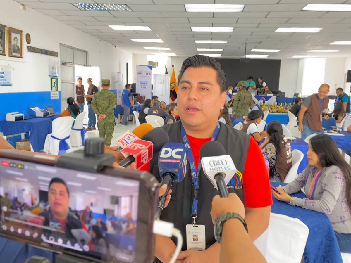 CNE_ElOro's tweet photo. 🎙️ El director de la Delegación Provincial Electoral de El Oro, MSC. Mario Ruano, informó a los medios de comunicación sobre el avance del proceso de escrutinio del #ReferéndumyConsultaPopular2025.
 🗳️¡Transparencia Garantizada!

#InformaciónOficialCNE https://t.co/9fyM2MR46E