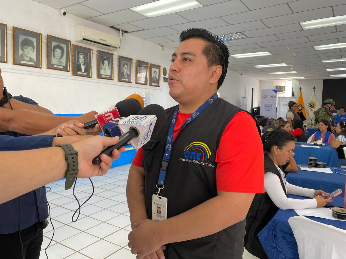 CNE_ElOro's tweet photo. 🎙️ El director de la Delegación Provincial Electoral de El Oro, MSC. Mario Ruano, informó a los medios de comunicación sobre el avance del proceso de escrutinio del #ReferéndumyConsultaPopular2025.
 🗳️¡Transparencia Garantizada!

#InformaciónOficialCNE https://t.co/9fyM2MR46E