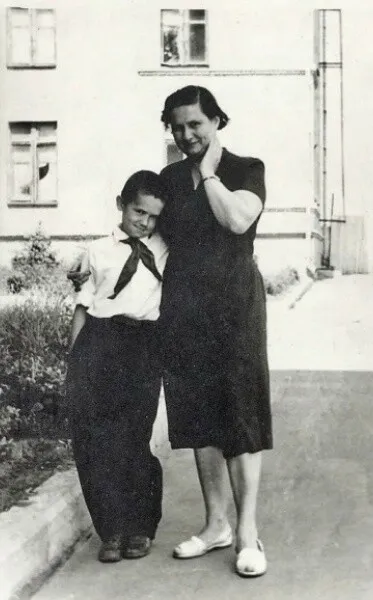 60 лет без мамы.
Какая-то дикая цифра, как будто 60 триллионов лет. Даже странно, что я когда-то был чей-то сын.
Она долго болела, её возили в Москву, оперировали в госпитале Бурденко, но безрезультатно. В тридцать шесть лет мама умерла от опухоли мозга.
Мне было тринадцать,