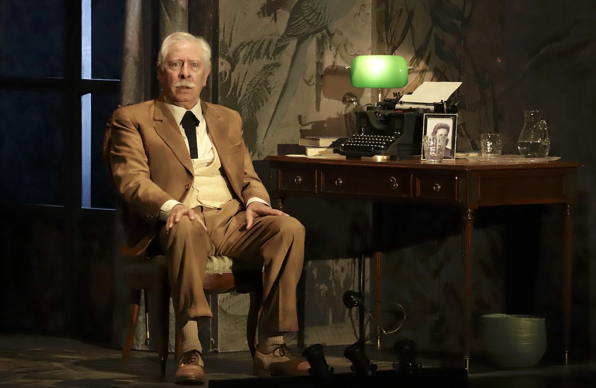 teatroubeda's tweet photo. 𝗘𝗡 𝗘𝗦𝗖𝗘𝗡𝗔 | La Muestra de Teatro de Otoño echó anoche el telón con ‘QUERIDA AGATHA CHRISTIE’ de Juan Carlos Rubio, responsable además de la dirección, interpretada por Carmen Morales y Juan Meseguer. https://t.co/md2QfyObwu