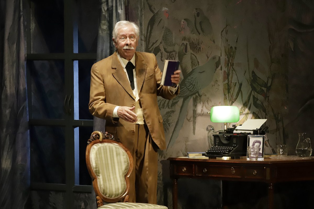 teatroubeda's tweet photo. 𝗘𝗡 𝗘𝗦𝗖𝗘𝗡𝗔 | La Muestra de Teatro de Otoño echó anoche el telón con ‘QUERIDA AGATHA CHRISTIE’ de Juan Carlos Rubio, responsable además de la dirección, interpretada por Carmen Morales y Juan Meseguer. https://t.co/md2QfyObwu
